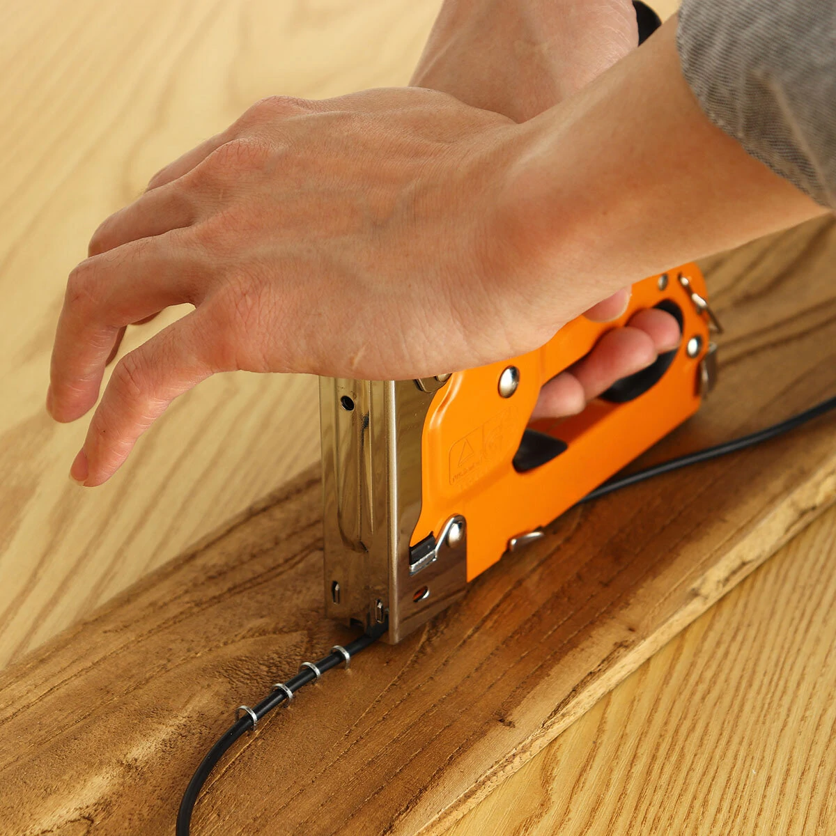 Manual Hand Nailer Stapler for U Nails & T Nails - 600 Nail Kit - Steel Nailing Machine - Image 3