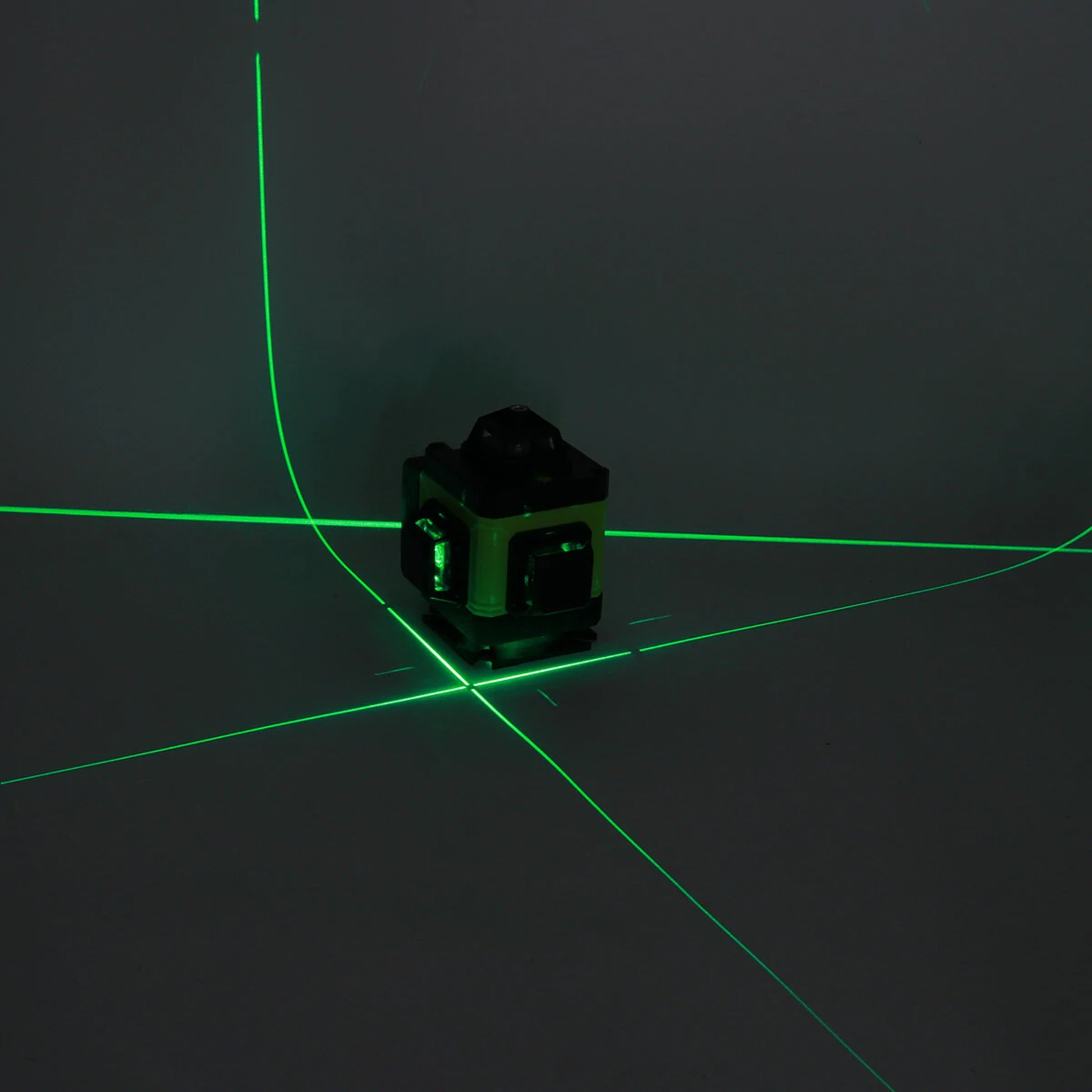 16 Line Green Laser Level - 360° Rotary Horizontal & Vertical Cross Measuring Tool - Image 2